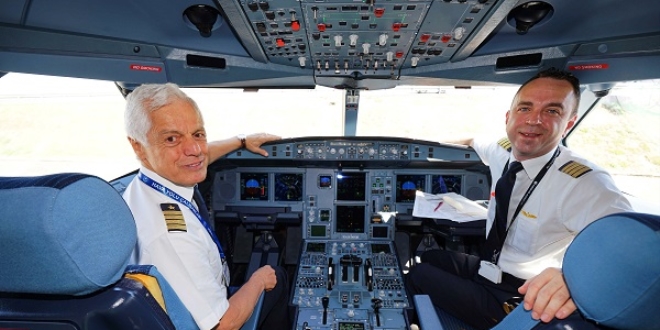 45 yıllık gökyüzü kariyerini, pilot oğluyla noktaladı