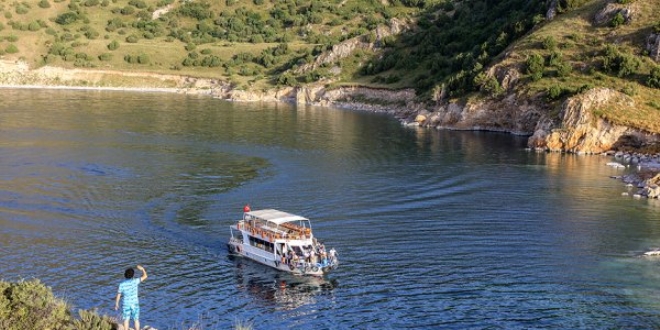 Van Gölü'nün cennet koyları keşfedilmeyi bekliyor