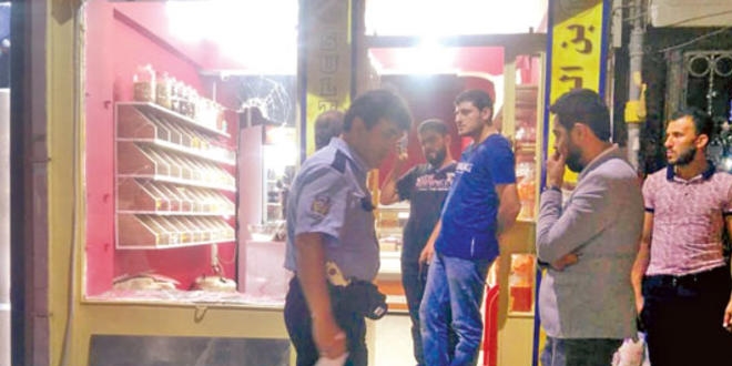 Palalı saldırganlar mahalleyi birbirine kattı