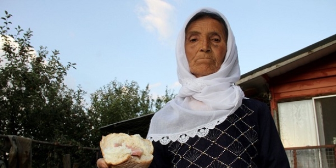 Bu da oldu! Ekmeğin içinden takma diş çıktı