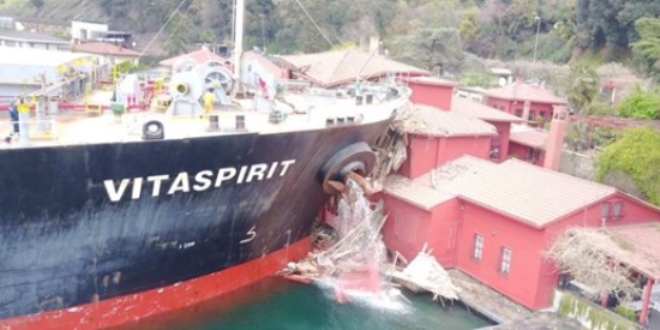 Hekimbaşı Salih Efendi Yalısı'na çarpan gemi İstanbul'dan ayrıldı