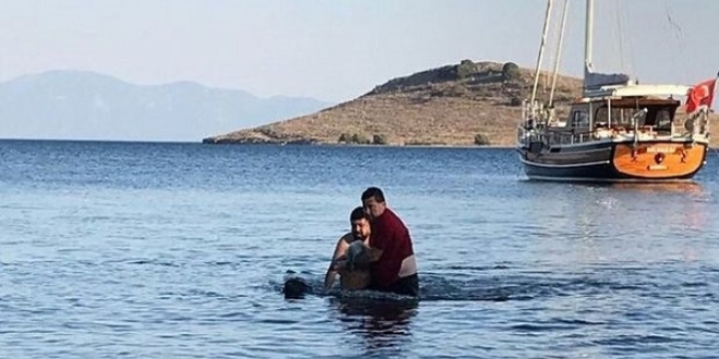 Belediye Başkanı boğulan tatilcinin hayatını kurtardı