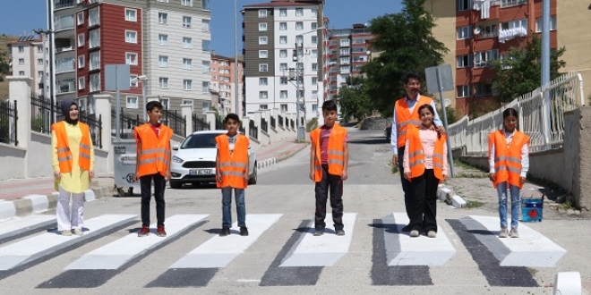 Öğrencilerden okul önüne '3 boyutlu' yaya geçidi