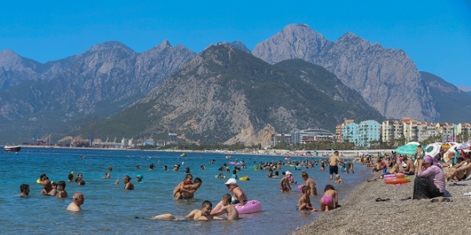 Antalya'da 42 dereceyi gördü