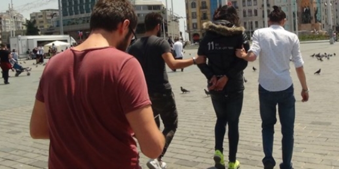 Taksim'de yaz ortasında kışlık mont giyen şüpheliye gözaltı