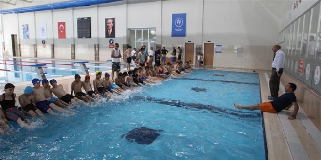 Hakkari yarı olimpik yüzme havuzuna kavuştu