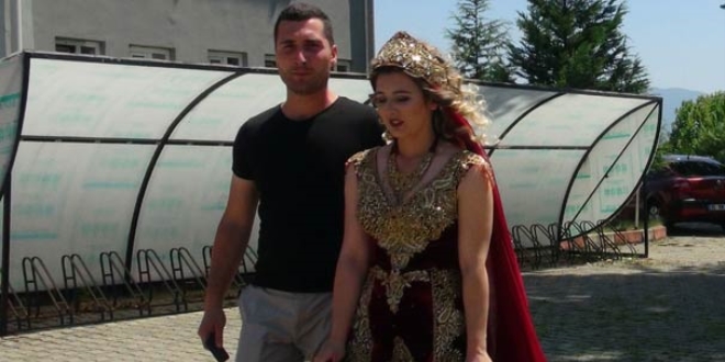 Tek ders sınavına kına elbisesiyle girdi