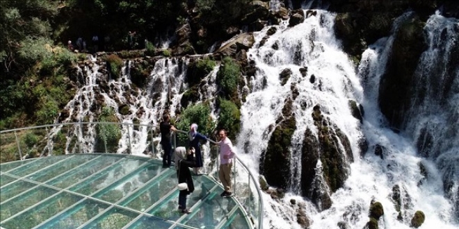 Doğu Karadeniz'in 40 kaynaklı şelalesine turist ilgisi