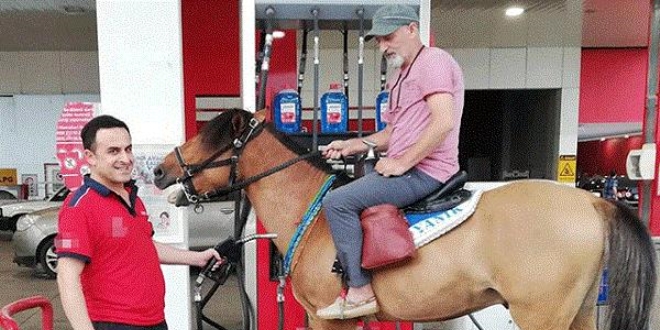 Atıyla akaryakıt istasyonuna geldi