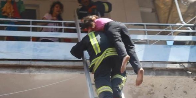 Günün kahramanı! Üçüncü kattan sırtında indirdi