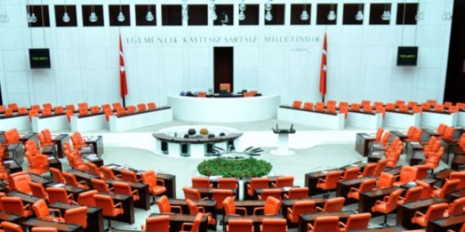 CHP'den iki milletvekili istifa edip Saadet Partisine geçti