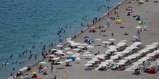 Antalya plajlarında sıcak hava yoğunluğu