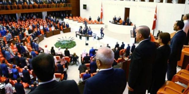 HDP'li vekiller İstiklal Marşı'ndan sonra salona geldi