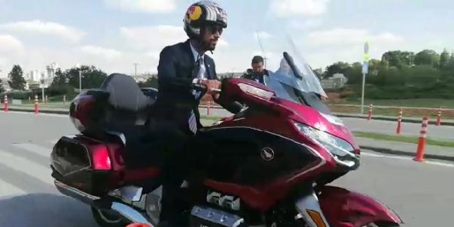 Kenan Sofuoğlu yemin törenine motosikletiyle geldi
