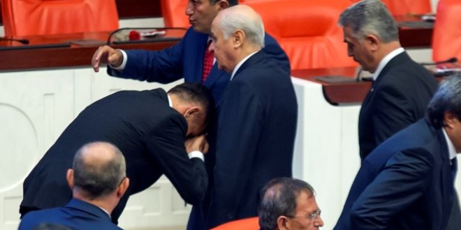 İYİ Parti milletvekili Bahçeli'nin elini öptü