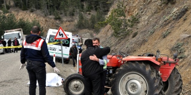 Annesinin kullandığı traktörün altında kalan çocuk öldü