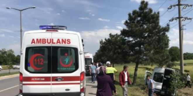 Balıkesir'de kontrolden çıkan araç tarlaya uçtu: 7 yaralı