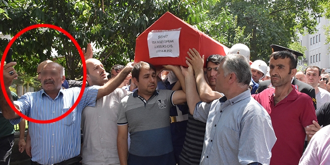 Şehit cenazesinde kahreden fotoğraf