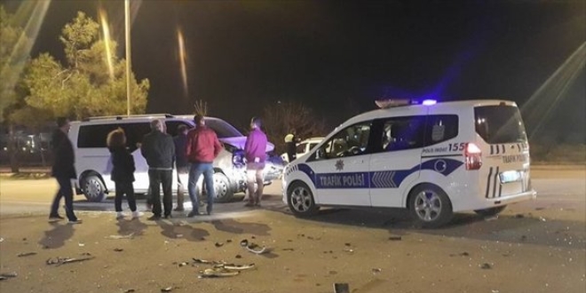 Denizli'de hafif ticari araç ile otomobil çarpıştı: 9 yaralı
