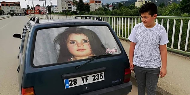 Minik Leyla'nın fotoğrafıyla arabasını kaplattı