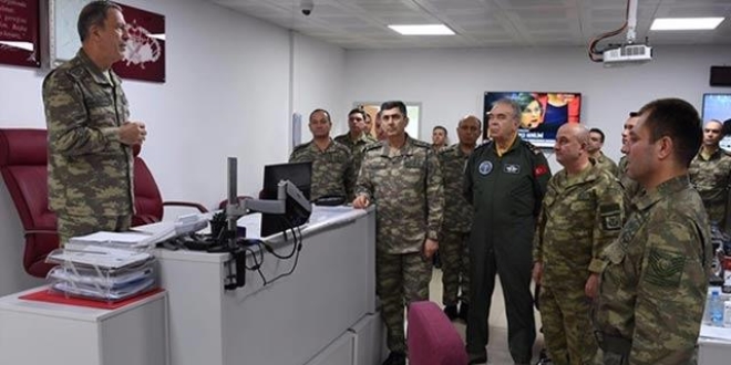 Orgeneral Akar, İncirlik'te denetlemelerde bulundu
