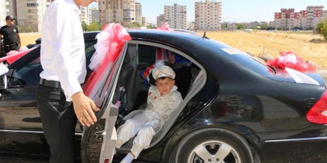 Polis aracı şehit kardeşine sünnet arabası oldu