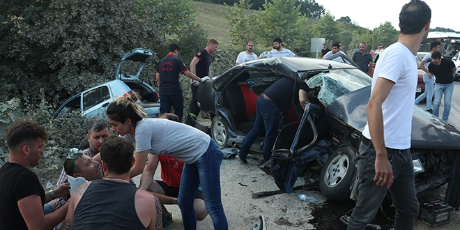 zmit-Kandra yolunda zincirleme kaza: 1 l, 15 yaral