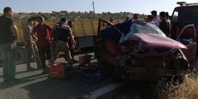 Diyarbakır'da otomobil ile TIR çarpıştı: 3 ölü, 1 yaralı