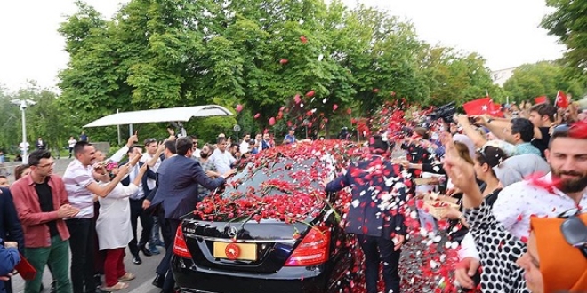 Erdoğan, çiçeklerle karşılandı