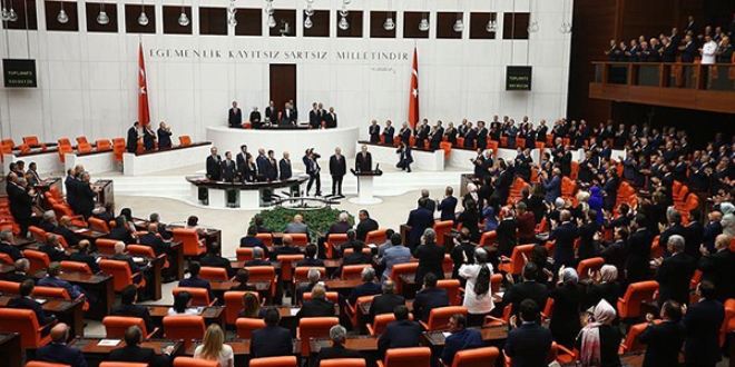 AK Parti'den yemin töreninde ayağa kalkmayan CHP'ye tepki