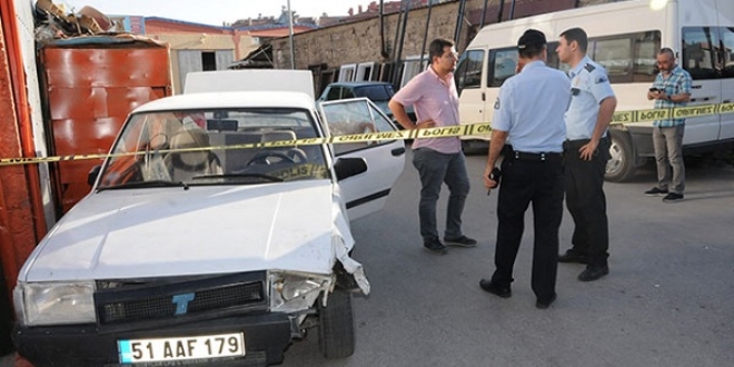 'Dur' ihtarına uymayan sürücü, 2 polisi ezdi