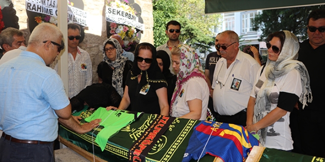 Hayalini kurduğu forma tabutuna örtü oldu