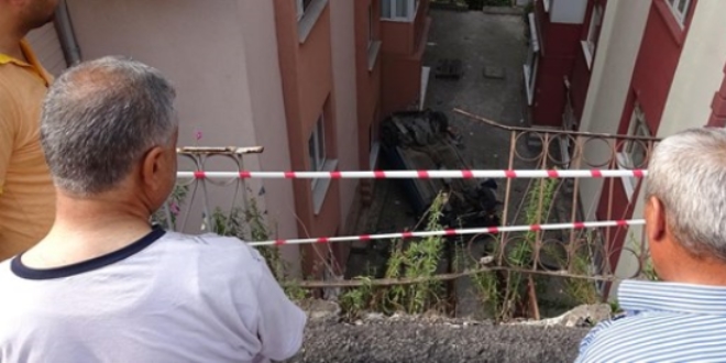 İnfaz koruma memurunun kullandığı otomobil apartmanın bahçesine uçtu