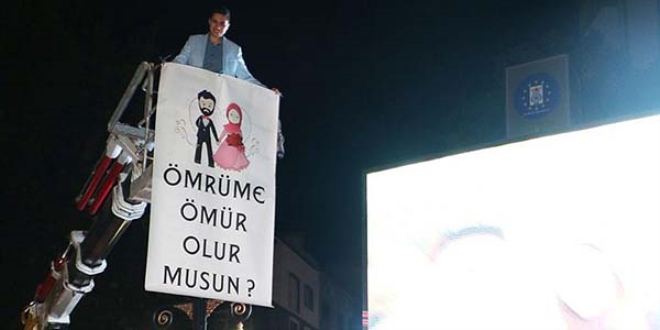 Vinç sepetinden evlilik teklifi