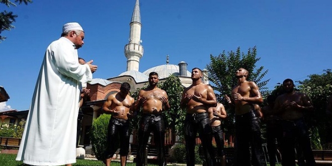 Pehlivanlar er meydanına dua ile uğurlanıyor
