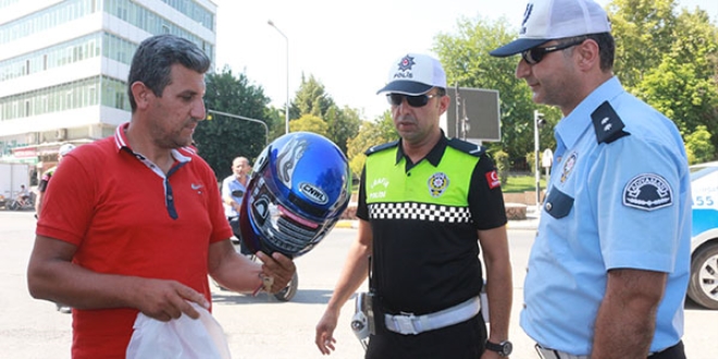 Polis, kaskı olmayan sürücülere kask hediye etti