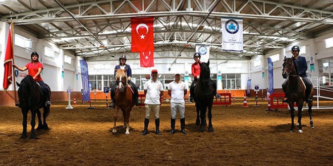Hippoterapinin merkezi engellileri bekliyor