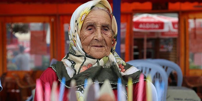 100 yaşını pasta keserek kutladı