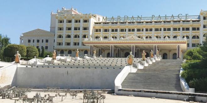 Dev oteli personel yağmaladı