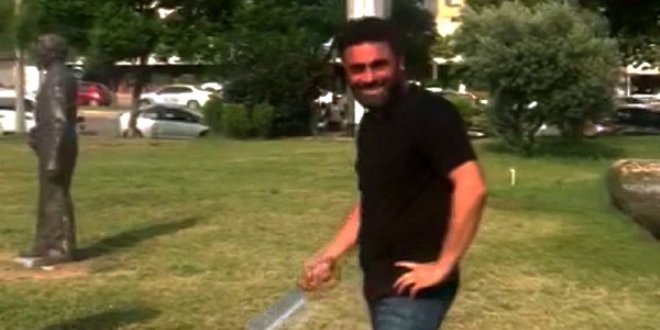Adana'da Atatürk büstüne satırlı saldırı