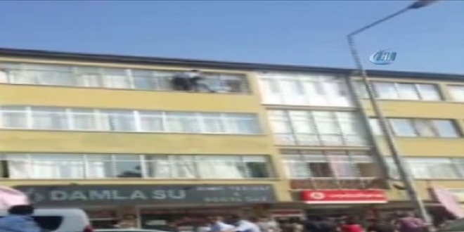 İntihar etmek isteyen genç kızı polis kurtardı