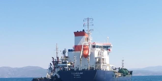 Kuşadası açıklarında akaryakıt gemisi su almaya başladı