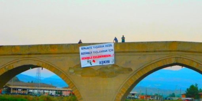 Tarihi köprüde pratisyen hekime pankartlı evlilik teklifi