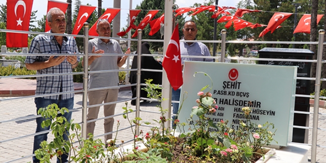 Şehit Halisdemir'in kabrine ziyaretçi akını