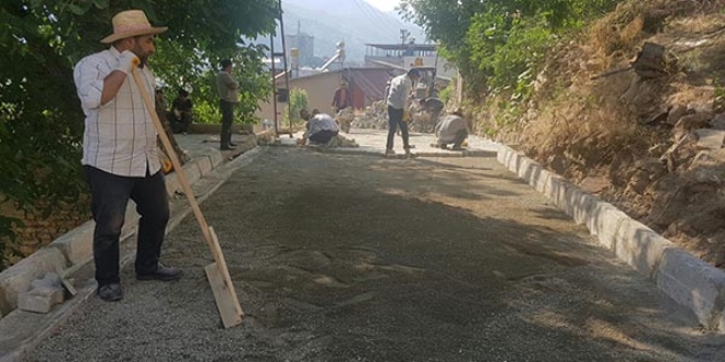 Şemdinli'de cadde ve sokaklara kilit parke taşı döşeniyor