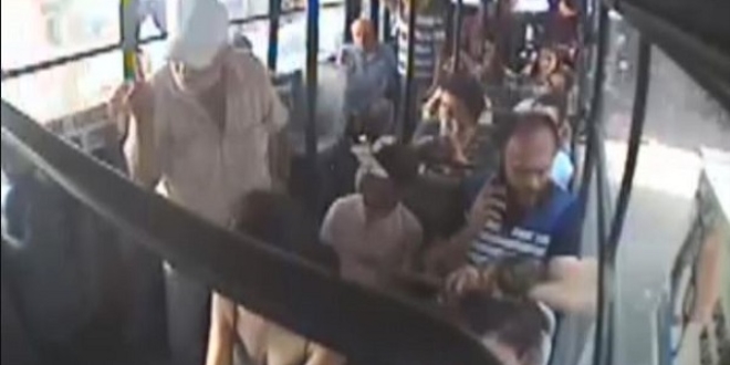 Genç kızın kıyafetine tepki gösterdi, sürücüden aracı karakola çekmesini istedi