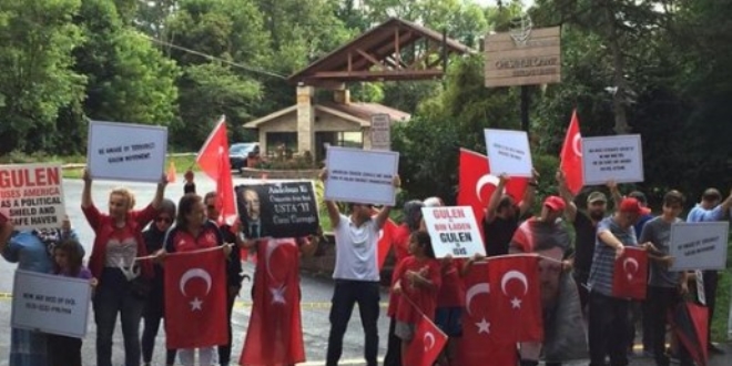 FETÖ elebaşı 15 Temmuz'da malikanesinin önünde protesto edildi