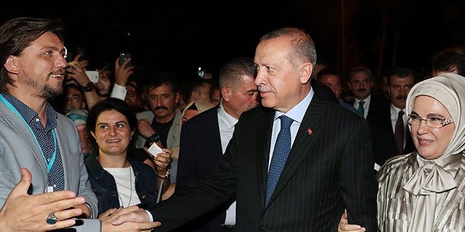 Erdoğan kürsüye 'Bil Oğlum' türküsü eşliğinde çıktı