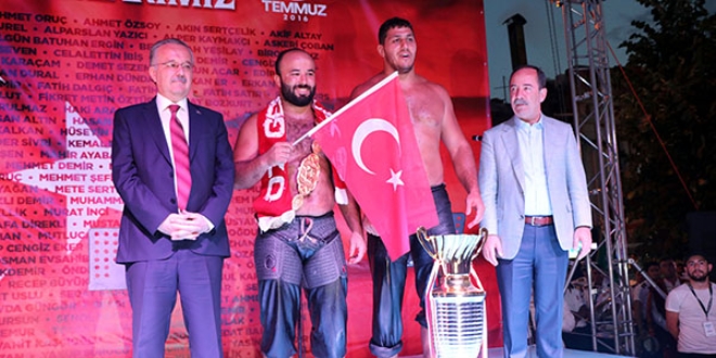 Başpehlivan altın kemerini şehitlere adadı