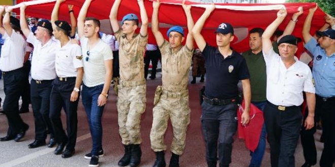 Asker, polis ve vatandaş el ele Türk bayrağını taşıdı